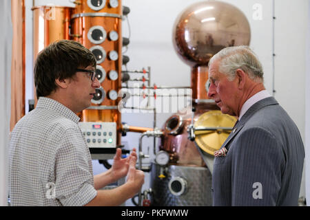 Le Prince de Galles vues une marmite en cuivre et observe encore le processus de distillation de gin au cours de sa visite à la Lande Spirit Company Ltd's Hepple distillerie de gin à Morpeth. Banque D'Images