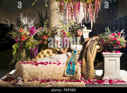 Mullins Jeshika modèle habillée en reine Cléopâtre sur le lit de pétales de rose, qu'elle a utilisé comme un élixir d'amour, des plantes de plaisir exposition qui sera présentée à l'automne de Harrogate Flower Show au Yorkshire. Banque D'Images