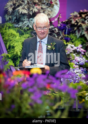 Les préparations sont faites sur la mise en scène la veille de l'Harrogate Automne Flower Show au Yorkshire. Banque D'Images