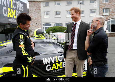 Le duc de Sussex accueille le conducteur d'une voiture qui a été commandé par Jaguar et Landrover et spécialement adaptés à la race dans le championnat GT au cours d'une visite au Centre d'Entraînement Commando des Royal Marines à Lympstone, Devon. Banque D'Images