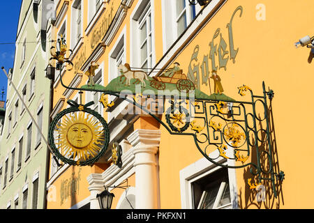 Enseigne suspendue, l'hôtel guesthouse Sonne, Landshut, est de la Bavière, Thuringe, Bavière, Allemagne Banque D'Images