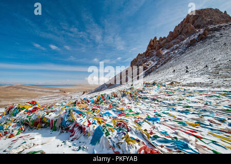 Les drapeaux de prières à Lachen la pass, 5186 m, sur le chemin de la sainte Lac Namtso, Tibet, Chine Banque D'Images