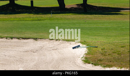 De sable située dans un bunker râteau sur un terrain de golf Banque D'Images