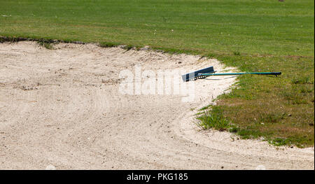 De sable située dans un bunker râteau sur un terrain de golf Banque D'Images