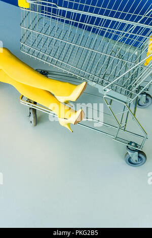 Portrait de femme jambes en collants par panier Banque D'Images