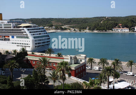 L'Espagne. Îles Baléares. Minorque. Mahón. Voir à partir de la colline du port avec l'arrière du navire de croisière amarré. Banque D'Images