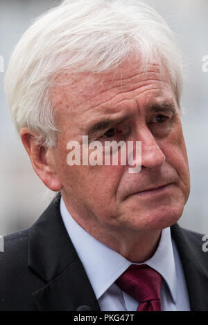 Londres, Royaume-Uni. 12 Septembre, 2018. Shadow Chancellor John McDonnell est interviewé après avoir parlé lors d'un rassemblement organisé par les femmes du Royaume-Uni et leurs partisans au Parlement d'honneur pour les suffragettes et attirer l'attention sur le manque de démocratie en annulant les votes contre la fracturation hydraulique. La manifestation a été organisée pour coïncider avec un débat sur la fracturation hydraulique à Westminster Hall. Credit : Mark Kerrison/Alamy Live News Banque D'Images