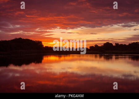 Barton-upon-Humber. 13Th Sep 2018. Météo France : un beau lever de soleil sur l'Lincolnshire Wildlife Trust's 'Far Ings National Nature Reserve' à Barton-upon-Humber, Nord du Lincolnshire, au Royaume-Uni. 13 septembre 2018. Credit : LEE BEEL/Alamy Live News Banque D'Images