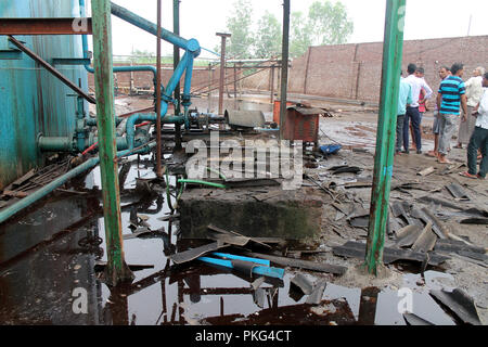 L'Uttar Pradesh, Inde. Sep 12, 2018. Les gens se tiennent près de l'emplacement de l'explosion d'une usine chimique dans le district de Bijnor, environ 443 km au nord-ouest de Lucknow, la capitale de l'Uttar Pradesh, Inde, le 12 septembre 2018. Au moins six personnes ont été tuées et plusieurs autres blessées mercredi dans un cylindre blast à l'intérieur d'une usine chimique dans le nord de l'état indien de l'Uttar Pradesh, ont dit. Credit : Stringer/Xinhua/Alamy Live News Banque D'Images