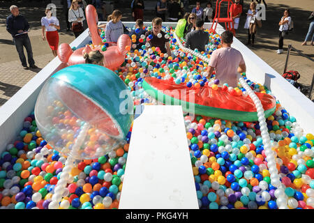 Southbank, Londres, Royaume-Uni, le 13 septembre 2018. Les gens s'amuser avec des boules pour 'Say'ennuyeux dans le soleil de Londres. Prétend être la balle en plein air le plus grand du pit, il s'ouvre sur la Southbank à Londres aujourd'hui. La fosse contient 140 000 boules colorées pour un 'lido' kidult dans lequel les visiteurs pourront se rafraîchir. Credit : Imageplotter News et Sports/Alamy Live News Banque D'Images