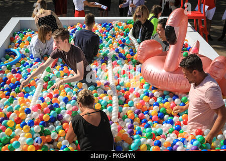 Southbank, Londres, Royaume-Uni, le 13 septembre 2018. Les gens s'amuser avec des boules pour 'Say'ennuyeux dans le soleil de Londres. Prétend être la balle en plein air le plus grand du pit, il s'ouvre sur la Southbank à Londres aujourd'hui. La fosse contient 140 000 boules colorées pour un 'lido' kidult dans lequel les visiteurs pourront se rafraîchir. Credit : Imageplotter News et Sports/Alamy Live News Banque D'Images