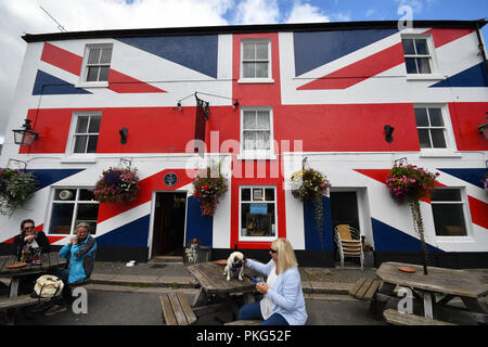 Saltash, Cornwall, UK. 13e Setpember 2018. Météo britannique. Il y avait des nuages dans le ciel au-dessus de l'Union Inn à Saltash ce midi pour les buveurs à l'heure du déjeuner, comme le gouvernement britannique à Londres ont été à des réunions d'information pour la finalisation de l'accord aucun résultat pour Brexit. Crédit : Simon Maycock/Alamy Live News Banque D'Images