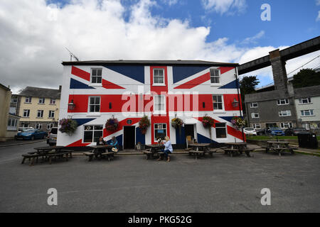 Saltash, Cornwall, UK. 13e Setpember 2018. Météo britannique. Il y avait des nuages dans le ciel au-dessus de l'Union Inn à Saltash ce midi pour les buveurs à l'heure du déjeuner, comme le gouvernement britannique à Londres ont été à des réunions d'information pour la finalisation de l'accord aucun résultat pour Brexit. Crédit : Simon Maycock/Alamy Live News Banque D'Images