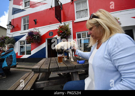 Saltash, Cornwall, UK. 13e Setpember 2018. Météo britannique. Il y avait des nuages dans le ciel au-dessus de l'Union Inn à Saltash ce midi pour les buveurs à l'heure du déjeuner, comme le gouvernement britannique à Londres ont été à des réunions d'information pour la finalisation de l'accord aucun résultat pour Brexit. Crédit : Simon Maycock/Alamy Live News Banque D'Images