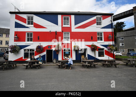 Saltash, Cornwall, UK. 13e Setpember 2018. Météo britannique. Il y avait des nuages dans le ciel au-dessus de l'Union Inn à Saltash ce midi pour les buveurs à l'heure du déjeuner, comme le gouvernement britannique à Londres ont été à des réunions d'information pour la finalisation de l'accord aucun résultat pour Brexit. Crédit : Simon Maycock/Alamy Live News Banque D'Images