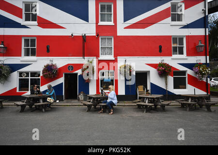 Saltash, Cornwall, UK. 13e Setpember 2018. Météo britannique. Il y avait des nuages dans le ciel au-dessus de l'Union Inn à Saltash ce midi pour les buveurs à l'heure du déjeuner, comme le gouvernement britannique à Londres ont été à des réunions d'information pour la finalisation de l'accord aucun résultat pour Brexit. Crédit : Simon Maycock/Alamy Live News Banque D'Images