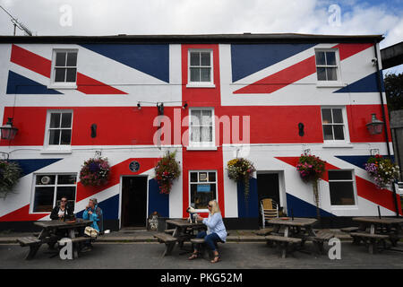 Saltash, Cornwall, UK. 13e Setpember 2018. Météo britannique. Il y avait des nuages dans le ciel au-dessus de l'Union Inn à Saltash ce midi pour les buveurs à l'heure du déjeuner, comme le gouvernement britannique à Londres ont été à des réunions d'information pour la finalisation de l'accord aucun résultat pour Brexit. Crédit : Simon Maycock/Alamy Live News Banque D'Images