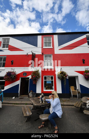 Saltash, Cornwall, UK. 13e Setpember 2018. Météo britannique. Il y avait des nuages dans le ciel au-dessus de l'Union Inn à Saltash ce midi pour les buveurs à l'heure du déjeuner, comme le gouvernement britannique à Londres ont été à des réunions d'information pour la finalisation de l'accord aucun résultat pour Brexit. Crédit : Simon Maycock/Alamy Live News Banque D'Images