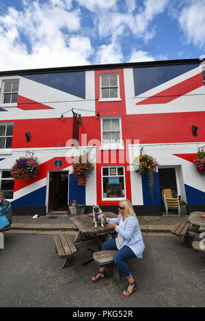 Saltash, Cornwall, UK. 13e Setpember 2018. Météo britannique. Il y avait des nuages dans le ciel au-dessus de l'Union Inn à Saltash ce midi pour les buveurs à l'heure du déjeuner, comme le gouvernement britannique à Londres ont été à des réunions d'information pour la finalisation de l'accord aucun résultat pour Brexit. Crédit : Simon Maycock/Alamy Live News Banque D'Images