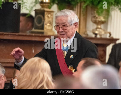 Then-Staff Sergent Hiroshi Miyamura, Armée des États-Unis, un récipiendaire de la médaille d'Honneur pour sa bravoure lors de la guerre de Corée, se tient après avoir été présenté par le président américain, Donald J. Trump comme il le fait lors de la Congressional Medal of Honor Society Réception dans l'East Room de la Maison Blanche à Washington, DC le mercredi 12 septembre, 2018. Credit : Ron Sachs/CNP /MediaPunch Banque D'Images