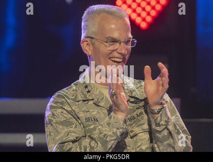 12 septembre 2018 - Air Force Général Paul J. Selva, vice-président de l'état-major interarmées, l'adresse publique présents en personne et à travers le monde via le streaming vidéo à la plus grande tournée USO à Washington, DC, le 13 septembre 2018. Les représentations du Florida Georgia Line, comédien-humoriste Adam Devine et le célèbre Chef Robert Irvine ont été diffusées aux membres en service à 88 usage aux Etats-Unis et dans le monde. (DoD Photo par Marine Maître de 1ère classe Dominique A. Pineiro) US Joint le personnel par globallookpress.com (crédit Image : © personnel interarmées des États-Unis/ Banque D'Images