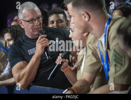 12 septembre 2018 - Le Chef Robert Irvine s'adresse à un membre du service à la plus grande tournée USO à Washington, DC, le 13 septembre 2018. Les représentations du Florida Georgia Line, comédien-humoriste Adam Devine et le célèbre Chef Robert Irvine ont été diffusées aux membres en service à 88 usage aux Etats-Unis et dans le monde. (DoD Photo par Marine Maître de 1ère classe Dominique A. Pineiro) US Joint le personnel par globallookpress.com : Crédit personnel interarmées des États-Unis/Fédération de regarder/ZUMA/Alamy Fil Live News Banque D'Images