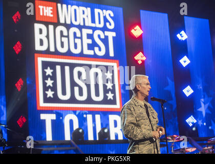 12 septembre 2018 - Air Force Général Paul J. Selva, vice-président de l'état-major interarmées, l'adresse publique présents en personne et à travers le monde via le streaming vidéo à la plus grande tournée USO à Washington, DC, le 13 septembre 2018. Les représentations du Florida Georgia Line, comédien-humoriste Adam Devine et le célèbre Chef Robert Irvine ont été diffusées aux membres en service à 88 usage aux Etats-Unis et dans le monde. (DoD Photo par Marine Maître de 1ère classe Dominique A. Pineiro) US Joint le personnel par globallookpress.com (crédit Image : © personnel interarmées des États-Unis/ Banque D'Images