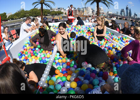 Londres, Royaume-Uni. 13 septembre 2018. 'Say boules à plate' ball pool en association avec Virgin Holidays sera au point d'observation sur la rive sud entre 11h00 à 19h00 le jeudi 13 septembre et de 9h00 à 18h00 le Ven Sep 14. Credit Photo : Alamy/Capital Live News Banque D'Images