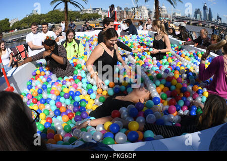 Londres, Royaume-Uni. 13 septembre 2018. 'Say boules à plate' ball pool en association avec Virgin Holidays sera au point d'observation sur la rive sud entre 11h00 à 19h00 le jeudi 13 septembre et de 9h00 à 18h00 le Ven Sep 14. Credit Photo : Alamy/Capital Live News Banque D'Images