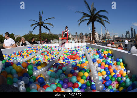 Londres, Royaume-Uni. 13 septembre 2018. 'Say boules à plate' ball pool en association avec Virgin Holidays sera au point d'observation sur la rive sud entre 11h00 à 19h00 le jeudi 13 septembre et de 9h00 à 18h00 le Ven Sep 14. Credit Photo : Alamy/Capital Live News Banque D'Images