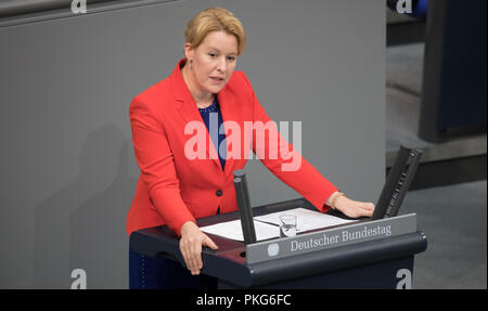 13 septembre 2018, Berlin : 13.09.2018, Berlin : Franziska Giffey (SPD), Ministre fédéral des affaires familiales, prend la parole à la session plénière du Bundestag. Le thème principal de la 49e session de la 19e législature est le projet de budget du gouvernement fédéral de 2019 et le budget fédéral de 2018 à 2022. Photo : Ralf Hirschberger/dpa Banque D'Images