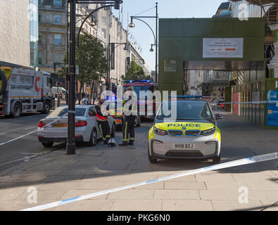 Oxford Street, Londres, Royaume-Uni. 13 Septembre, 2018. Oxford Street à la jonction avec New Bond Street est retranché derrière un ruban de police que les services d'urgence assister, près de l'endroit où un réseau de gaz société travaillait sur conduites de gaz sous la chaussée. Oxford Street est resté ouvert à la circulation. Credit : Malcolm Park/Alamy Live News. Banque D'Images