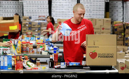 Davenport, Iowa, États-Unis. 13 Sep, 2018. Zachary Schissel un volontaire de la Wells Fargo sorte via et pliages articles donnés à partir de l'épicerie au comptoir alimentaire River Bend dans Davenport Jeudi, 13 septembre 2018. Crédit : Kevin E. Schmidt/Quad-City Times/Quad-City Times/ZUMA/Alamy Fil Live News Banque D'Images