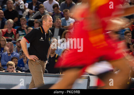 Tallinn, Estonie. 13 Sep, 2018. 13 septembre 2018, l'Estonie, Tallinn : Basket-ball : l'Estonie, de Qualification de la Coupe du Monde contre l'Allemagne, l'Europe, Rond 2, Groupe G, Journée 1. L'entraîneur de l'Allemagne Henrik Roedl suit le jeu. Raigo Pajula Crédit :/dpa/Alamy Live News Banque D'Images