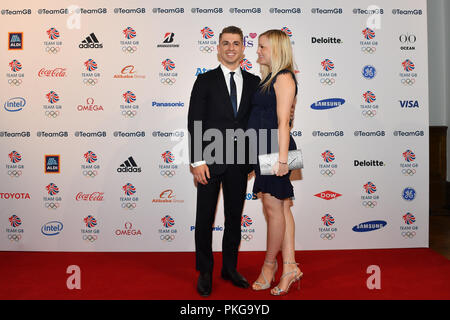 Londres, Royaume-Uni. 13 septembre 2018. Max Whitlock MBE et sa femme Leah est arrivé à l'équipe Go Ball 2018 - Arrivée le jeudi, 13 septembre 2018, à la Royal Horticultural Halls, Londres, en Angleterre. Credit : Taka Wu/Alamy Live News Banque D'Images