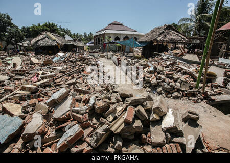 Selengen, île de Lombok, en Indonésie. 14Th Sep 2018. Maison endommagée dans le village d'Selengen sur l'île de Lombok en Indonésie 13 septembre 2018, après une série de tremblements de terre sur le 5 août. Les organismes d'aide de l'Indonésie et les fonctionnaires se sont précipités pour aider les survivants après la troisième catastrophe séisme en moins d'un mois sur l'île de Lombok, où quelque 555 personnes sont mortes et près de 400 000 personnes sont sans abri ou des personnes déplacées après le puissant tremblement de terre a secoué l'île touristique populaire. L'Indonésie, l'un des plus exposés aux catastrophes naturelles au monde, est à cheval sur la soi-disant pacifique ''Ring of Fire'', où tectonic Banque D'Images