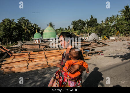 Selengen, île de Lombok, en Indonésie. 14Th Sep 2018. Les femmes occupent un marché près de son fils par sa maison effondrée dans le village de leur Selengen sur l'île de Lombok en Indonésie 13 septembre 2018, après une série de tremblements de terre sur le 5 août. Les organismes d'aide de l'Indonésie et les fonctionnaires se sont précipités pour aider les survivants après la troisième catastrophe séisme en moins d'un mois sur l'île de Lombok, où quelque 555 personnes sont mortes et près de 400 000 personnes sont sans abri ou des personnes déplacées après le puissant tremblement de terre a secoué l'île touristique populaire. L'Indonésie, l'un des plus exposés aux catastrophes naturelles au monde, est à cheval sur la façon- Banque D'Images