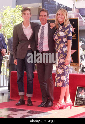 Los Angeles, Californie, USA. 13 Sep, 2018. Eric McCormack, centre, fils Finnigan, à gauche, et l'épouse Janet Holden, assister à sa cérémonie de star droit sur le Hollywood Walk of Fame Star où elle a été la récipiendaire de la 2,644ème étoile sur le Hollywood Walk of Fame dans la catégorie de la télévision le 13 septembre 2018 à Los Angeles. Ringo : crédit Chiu/ZUMA/Alamy Fil Live News Banque D'Images