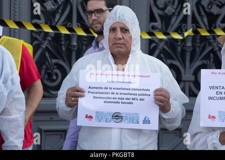 Madrid, Espagne. 13 Sep, 2018. Une activiste vu tenant une affiche pendant la manifestation.Les militants ont démontré à la Banque d'Espagne d'exiger une plus grande contrôle citoyen sur le système financier et ont dénoncé les suicides causés par la crise économique après 10 années de crise économique en Espagne. Credit : Lito Lizana SOPA/Images/ZUMA/Alamy Fil Live News Banque D'Images