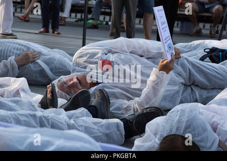 Madrid, Espagne. 13 Sep, 2018. Vu les militants portant sur le terrain tous vêtus de combinaisons blanches holding affiches pendant la manifestation.Les militants ont démontré à la Banque d'Espagne d'exiger une plus grande contrôle citoyen sur le système financier et ont dénoncé les suicides causés par la crise économique après 10 années de crise économique en Espagne. Credit : Lito Lizana SOPA/Images/ZUMA/Alamy Fil Live News Banque D'Images