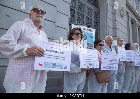 Madrid, Espagne. 13 Sep, 2018. Vu tous les militants vêtus de combinaisons blanches holding affiches pendant la manifestation.Les militants ont démontré à la Banque d'Espagne d'exiger une plus grande contrôle citoyen sur le système financier et ont dénoncé les suicides causés par la crise économique après 10 années de crise économique en Espagne. Credit : Lito Lizana SOPA/Images/ZUMA/Alamy Fil Live News Banque D'Images