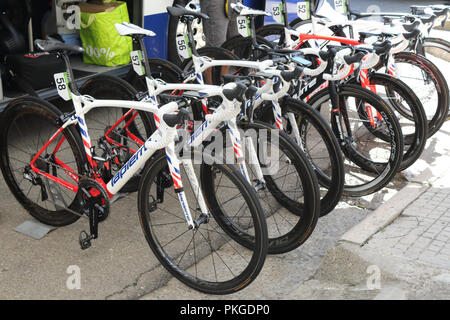 Ejea de los Caballeros, en Espagne. 13 Sep, 2018. Les vélos utilisés par GROUPAMA FDJ ciclysts au début de Vuelta de España, l'étape 18. Isacco Coccato/Alamy Live News Banque D'Images