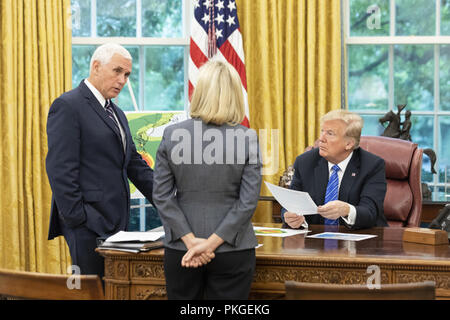 Washington DC, USA. 13Th Sep 2018. Le président Donald J. Trump, rejoint par le Vice-président Mike Pence, Secrétaire américain de la Sécurité intérieure des Kirstjen Nielsen et le contre-amiral Doug craintes, reçoit un briefing de préparation aux situations d'urgence sur l'ouragan Florence Jeudi, 13 septembre 2018, dans le bureau ovale de la Maison Blanche. People : Le président Donald Trump, Vice-président Mike Pence Credit : tempêtes Media Group/Alamy Live News Banque D'Images