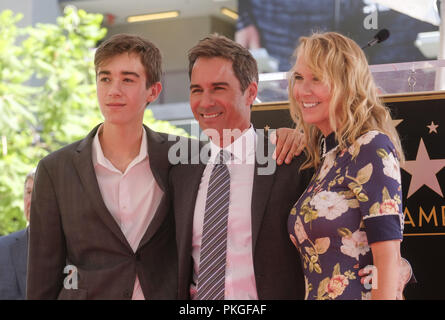 Los Angeles, Californie, USA. 13 Sep, 2018. Eric McCormack, centre, fils Finnigan, à gauche, et l'épouse Janet Holden, assister à sa cérémonie de star droit sur le Hollywood Walk of Fame Star où elle a été la récipiendaire de la 2,644ème étoile sur le Hollywood Walk of Fame dans la catégorie de la télévision le 13 septembre 2018 à Los Angeles. Ringo : crédit Chiu/ZUMA/Alamy Fil Live News Banque D'Images