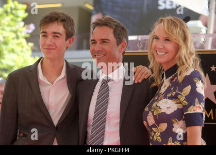 Los Angeles, Californie, USA. 13 Sep, 2018. Eric McCormack, centre, fils Finnigan, à gauche, et l'épouse Janet Holden, assister à sa cérémonie de star droit sur le Hollywood Walk of Fame Star où elle a été la récipiendaire de la 2,644ème étoile sur le Hollywood Walk of Fame dans la catégorie de la télévision le 13 septembre 2018 à Los Angeles. Ringo : crédit Chiu/ZUMA/Alamy Fil Live News Banque D'Images