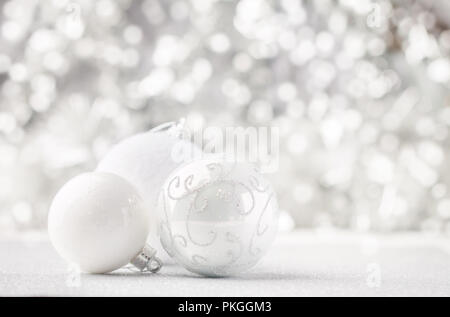 Boules de Noël argent et blanc brillant sur fond flou with copy space Banque D'Images