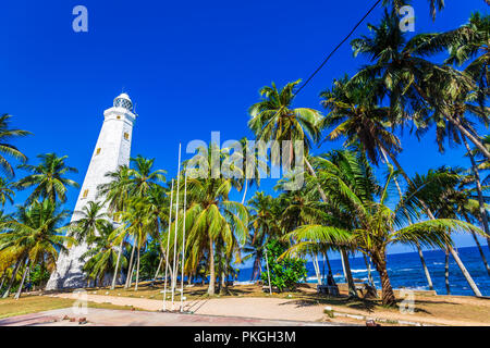 Belle plage et phare au Sri Lanka en journée ensoleillée Banque D'Images