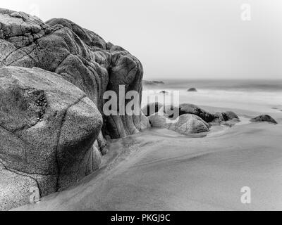 Rock formation sur la plage de Porth Nanven, Cornwall Banque D'Images