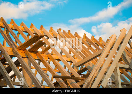 Toit en bois, construction de maison, photo symbolique maison en construction, et le financement d'accueil Banque D'Images