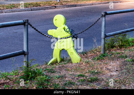 Berlin, Dahlem. Passage piéton en dehors de l'école vert petit figure met en garde les automobilistes à ralentir pour permettre aux enfants de traverser la route Banque D'Images